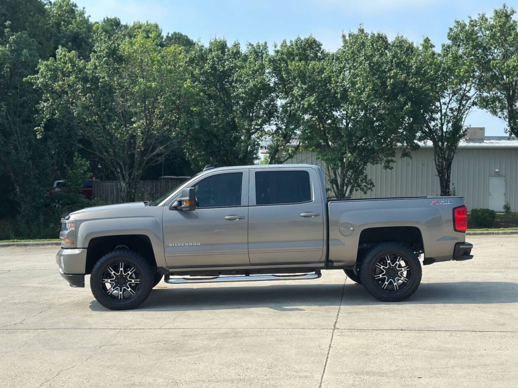 2017 Chevrolet Silverado 1500 Image 2