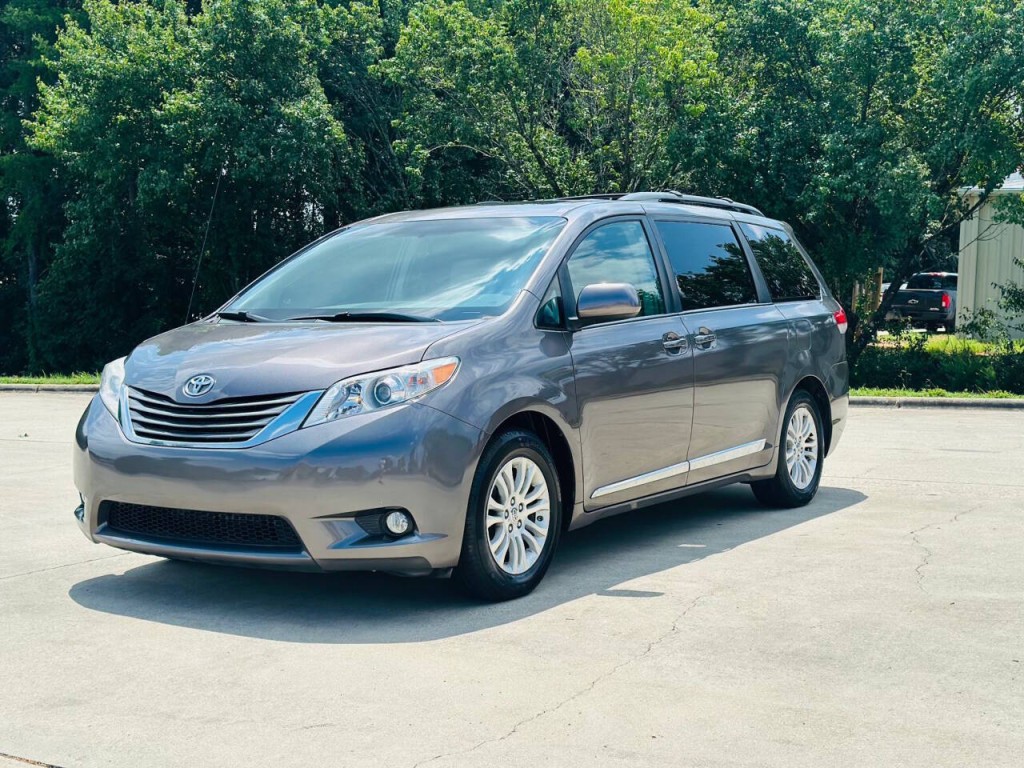 2013 Toyota Sienna Image 1
