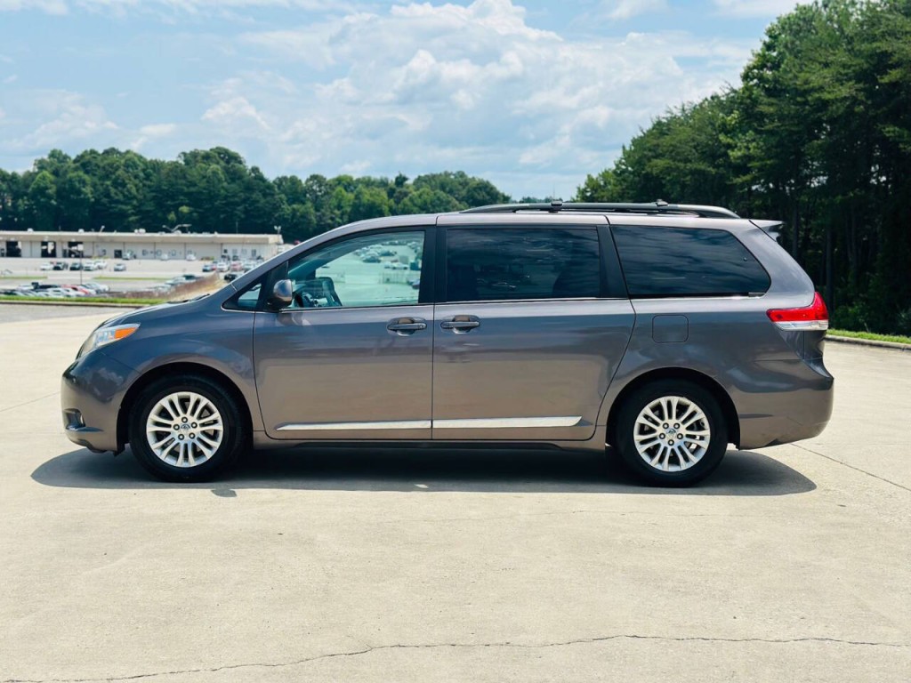 2013 Toyota Sienna Image 2