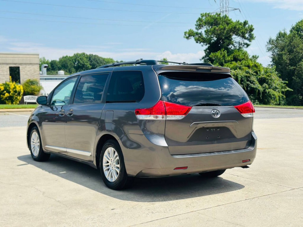 2013 Toyota Sienna Image 3