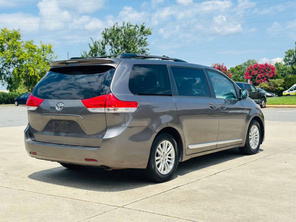 2013 Toyota Sienna Image 4