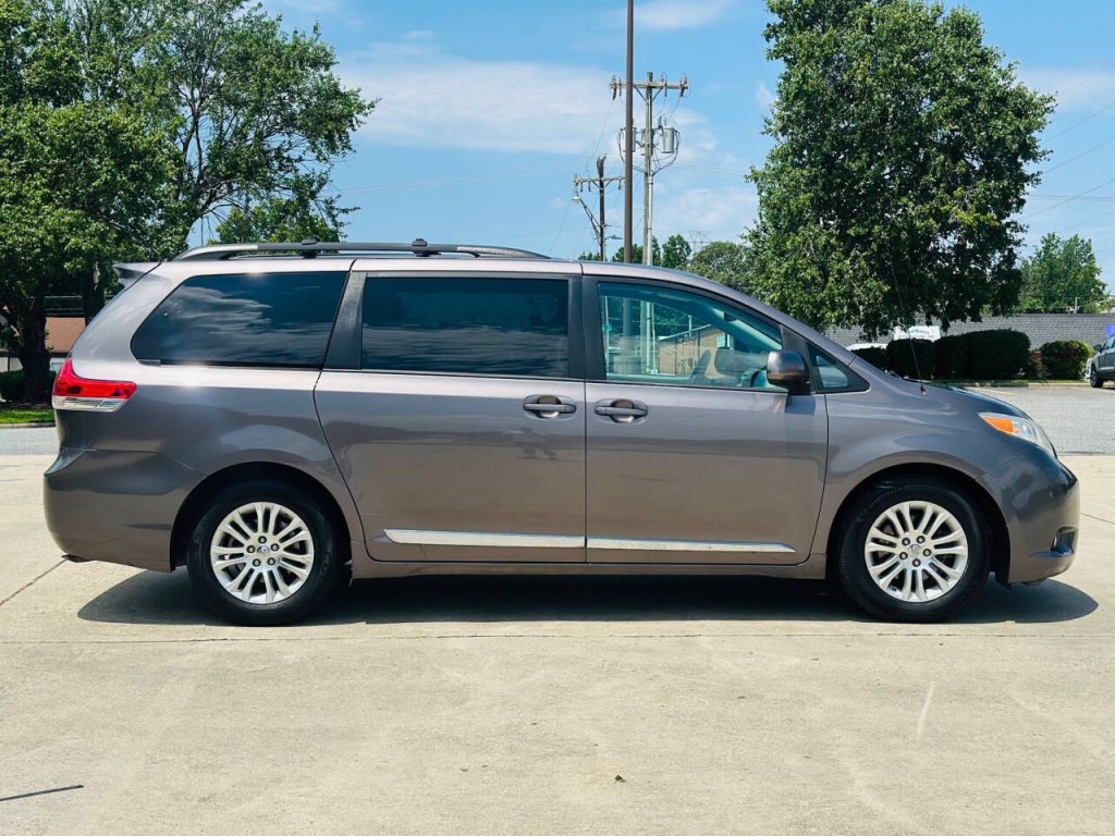 2013 Toyota Sienna Image 5