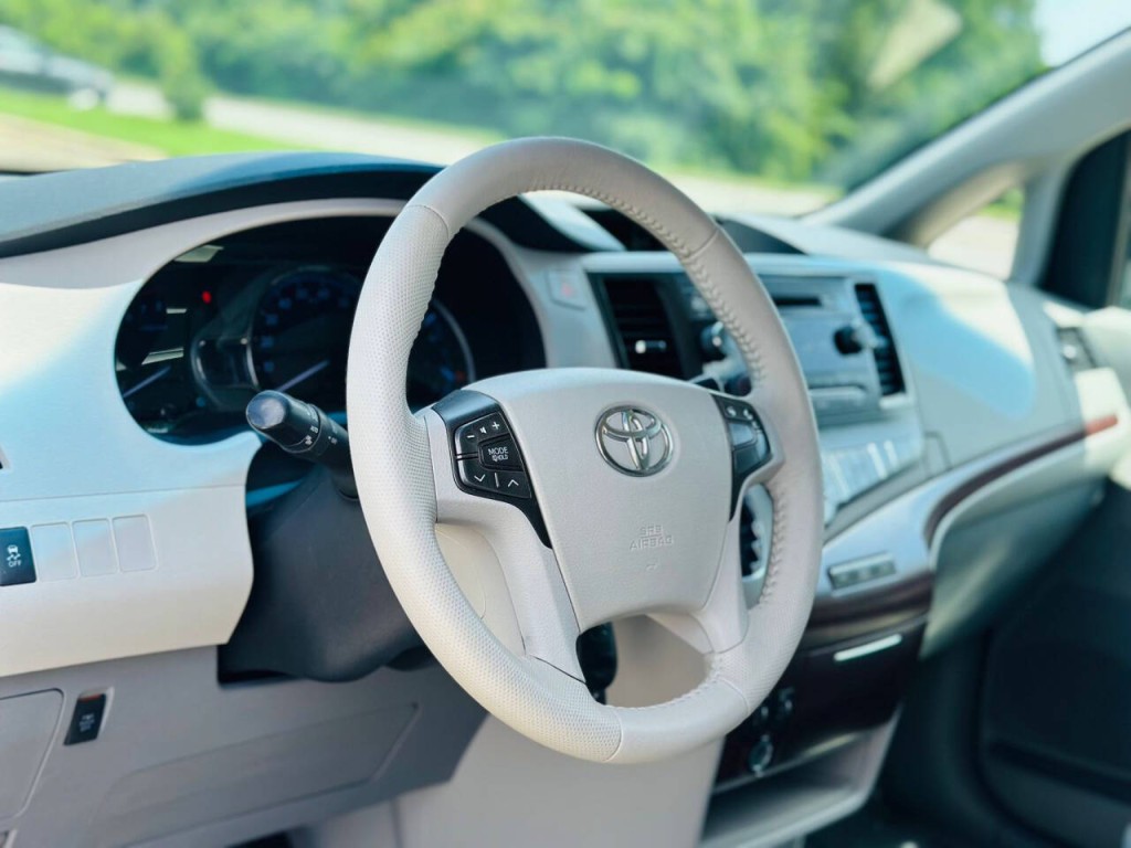 2013 Toyota Sienna Image 7