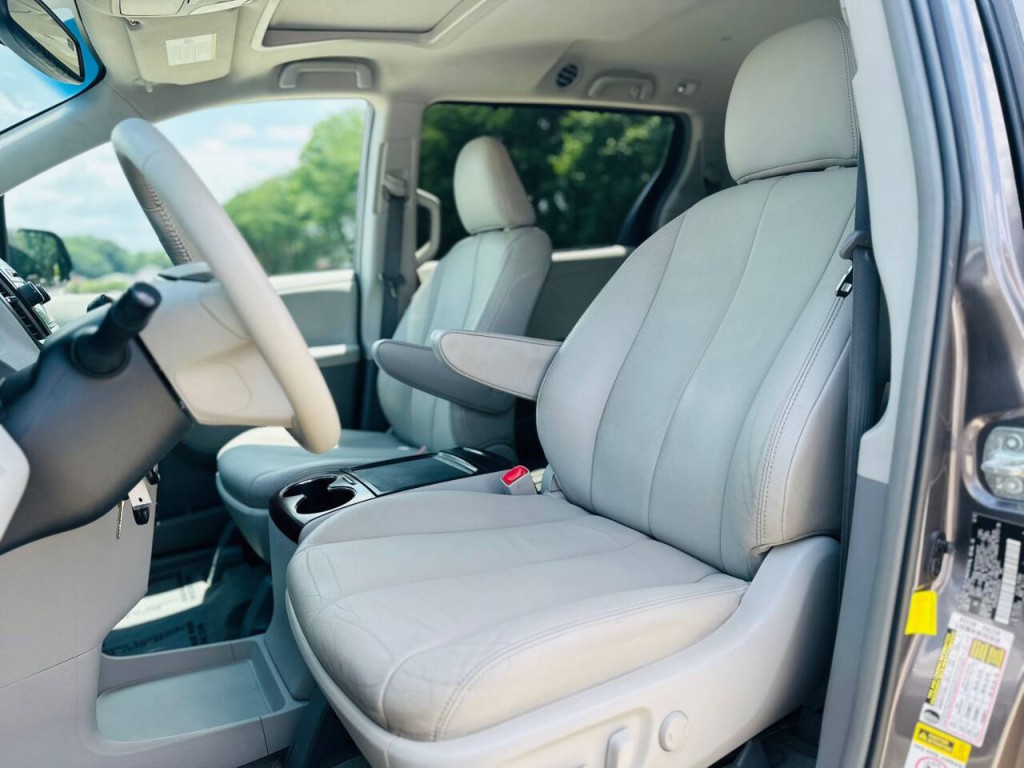 2013 Toyota Sienna Image 8