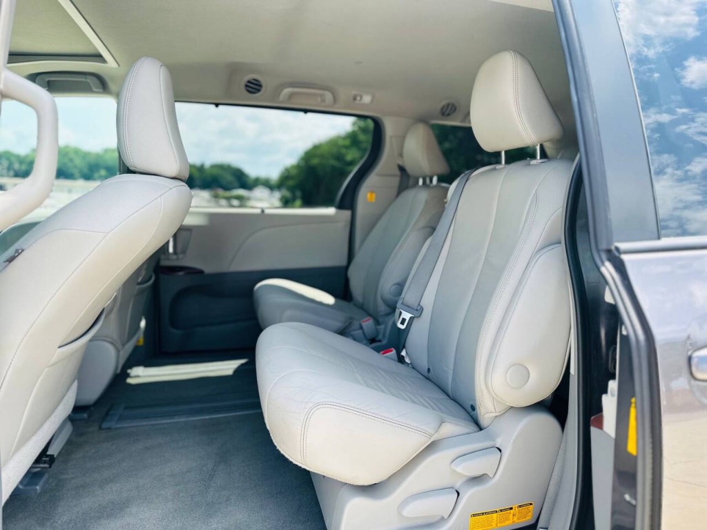 2013 Toyota Sienna Image 9