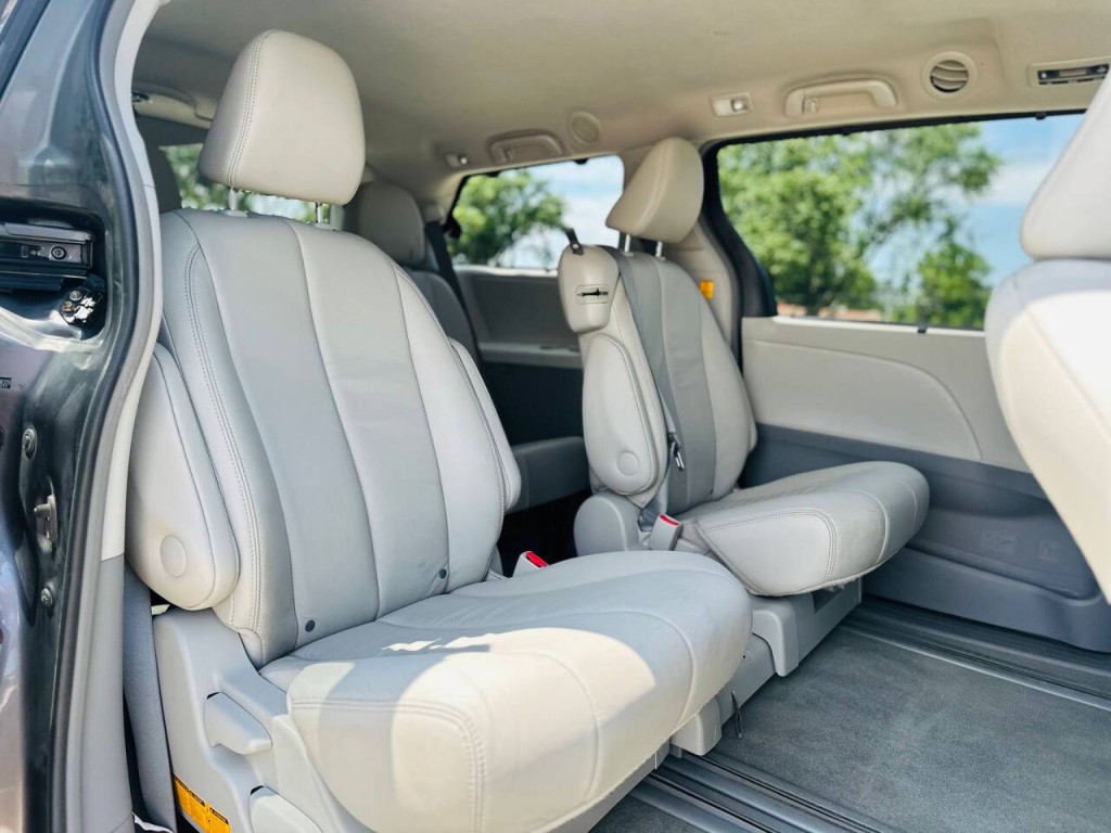 2013 Toyota Sienna Image 10