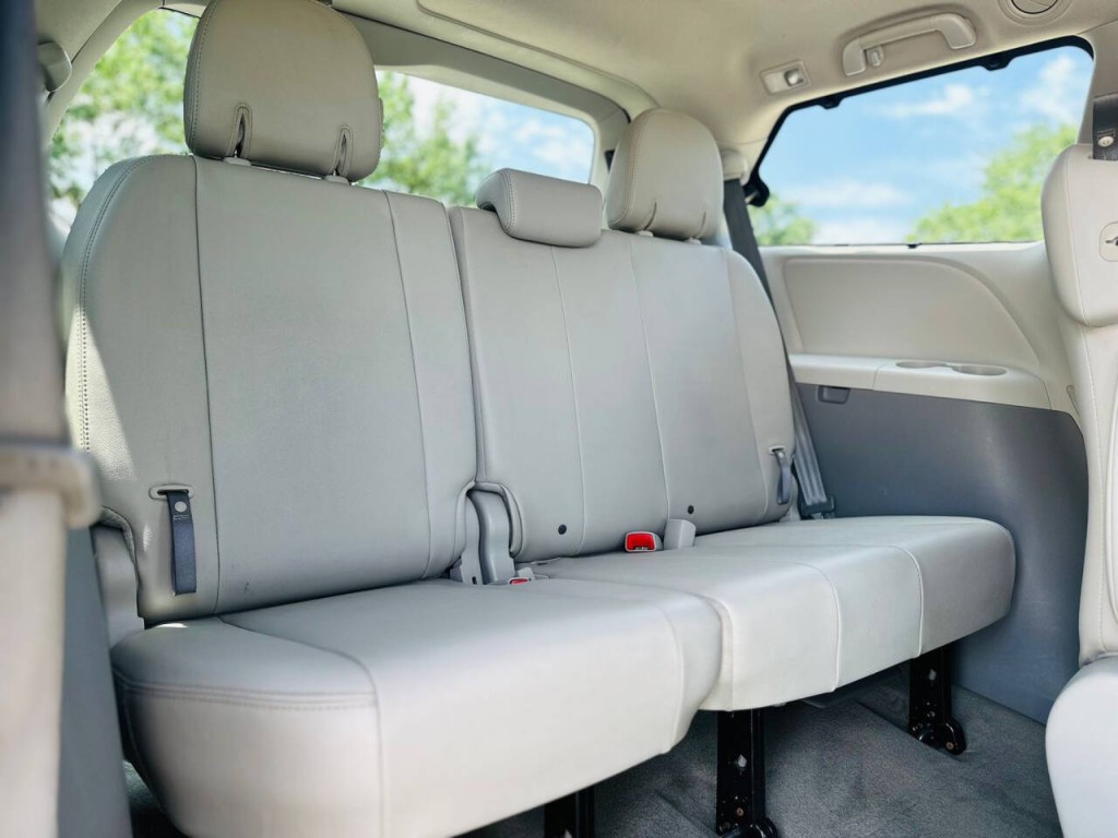2013 Toyota Sienna Image 11