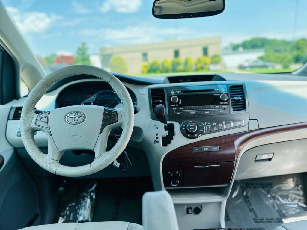 2013 Toyota Sienna Image 12