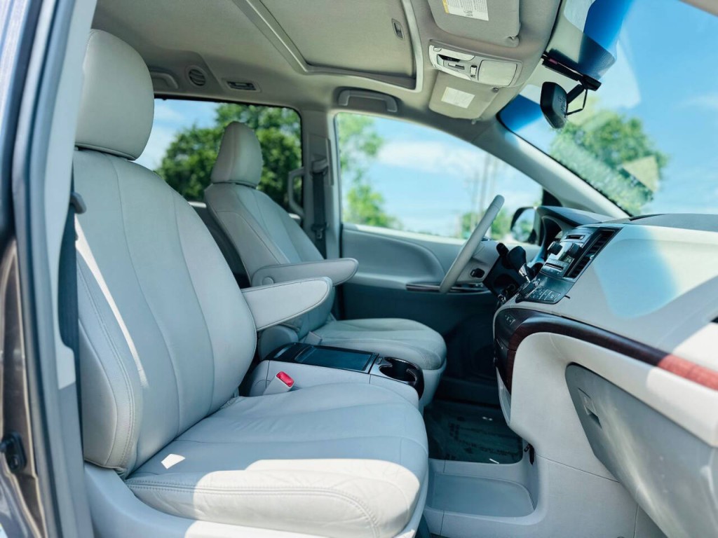 2013 Toyota Sienna Image 13