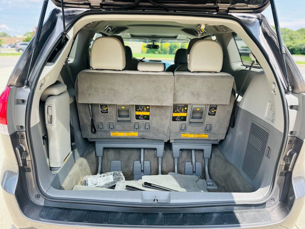 2013 Toyota Sienna Image 14