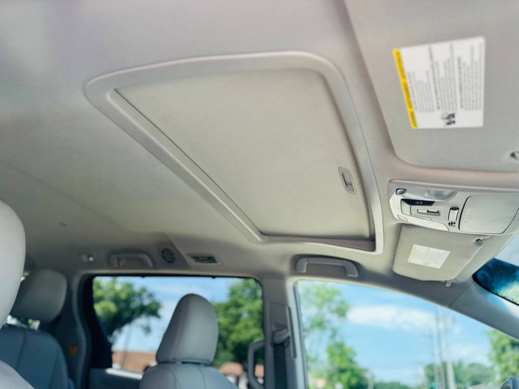 2013 Toyota Sienna Image 15