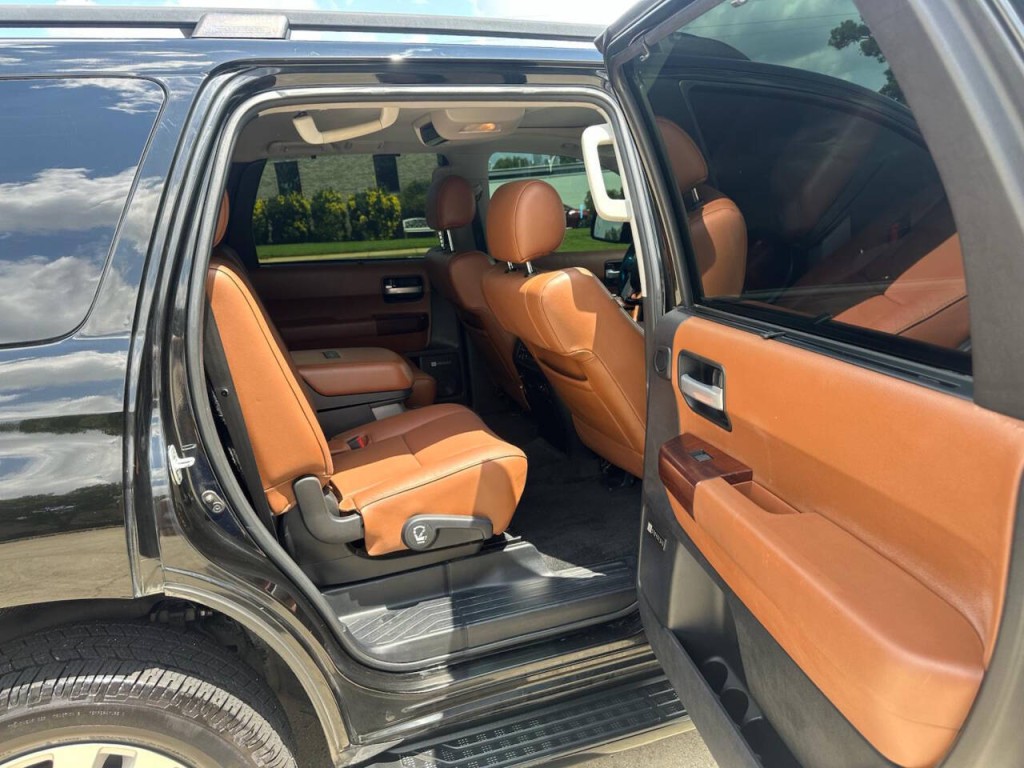 2016 Toyota Sequoia Image 10