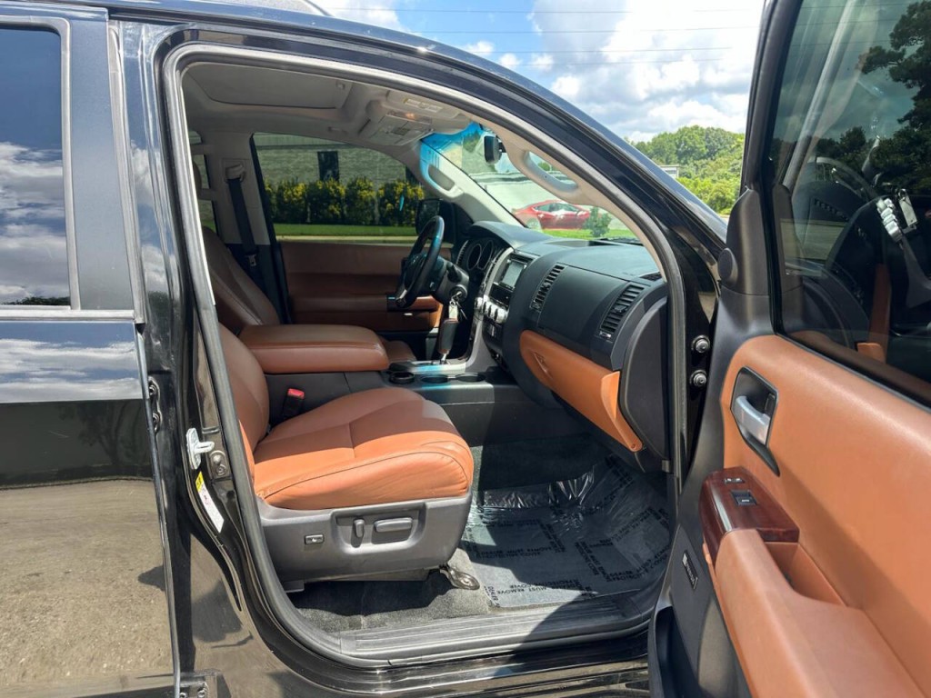 2016 Toyota Sequoia Image 11