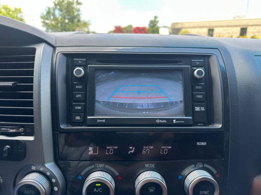 2016 Toyota Sequoia Image 17
