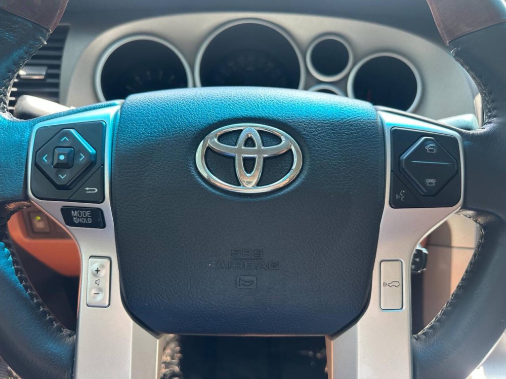 2016 Toyota Sequoia Image 18