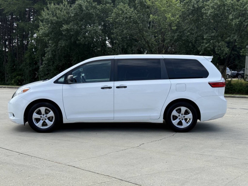 2015 Toyota Sienna Image 2