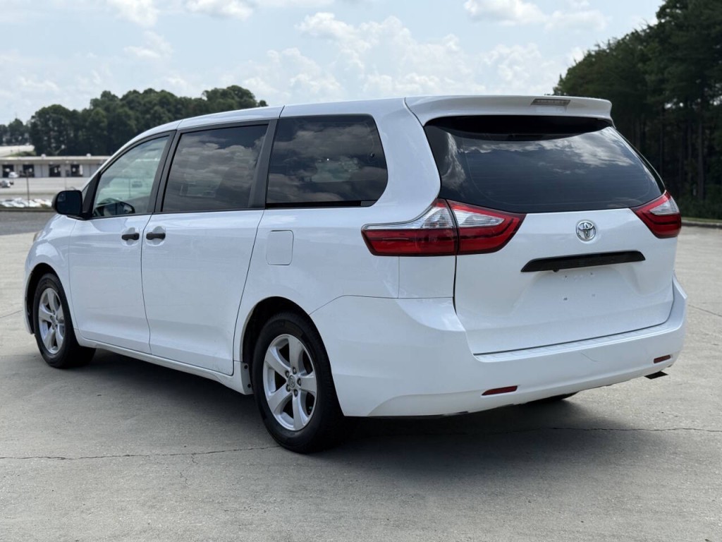 2015 Toyota Sienna Image 3