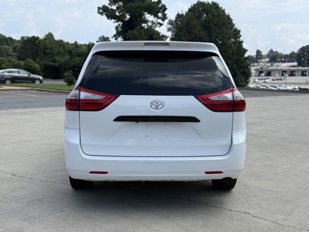 2015 Toyota Sienna Image 4