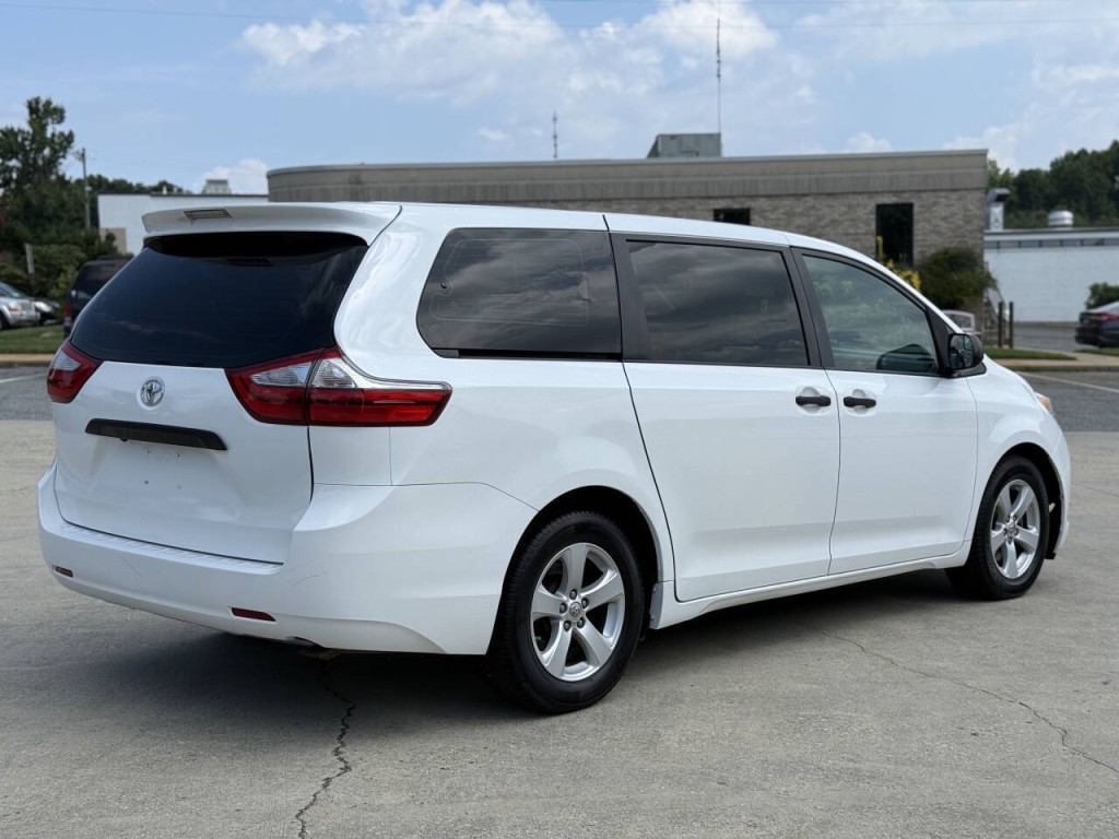 2015 Toyota Sienna Image 5