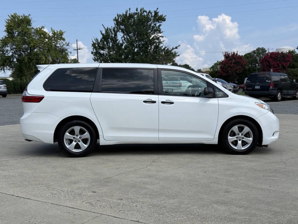 2015 Toyota Sienna Image 6