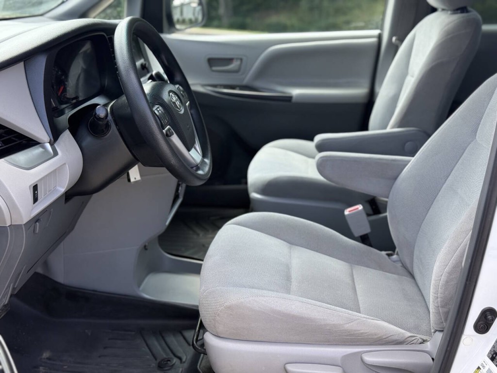 2015 Toyota Sienna Image 8