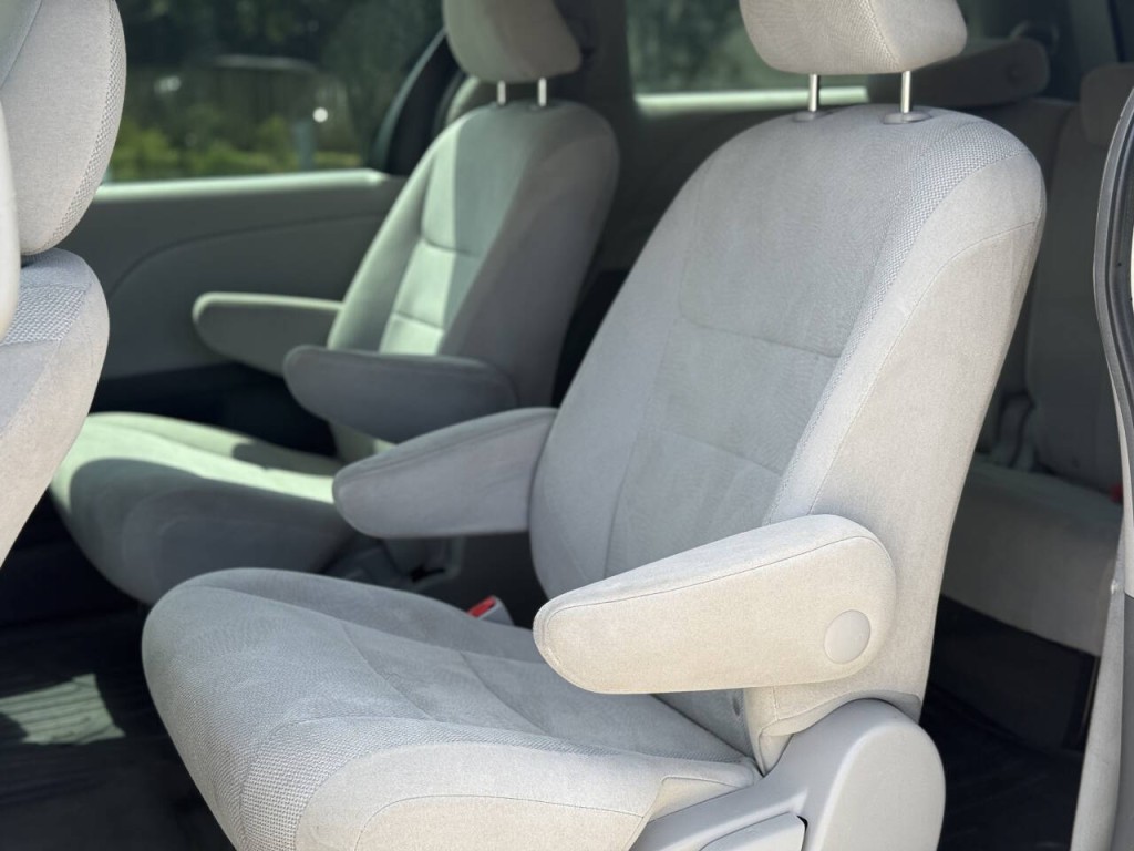 2015 Toyota Sienna Image 9