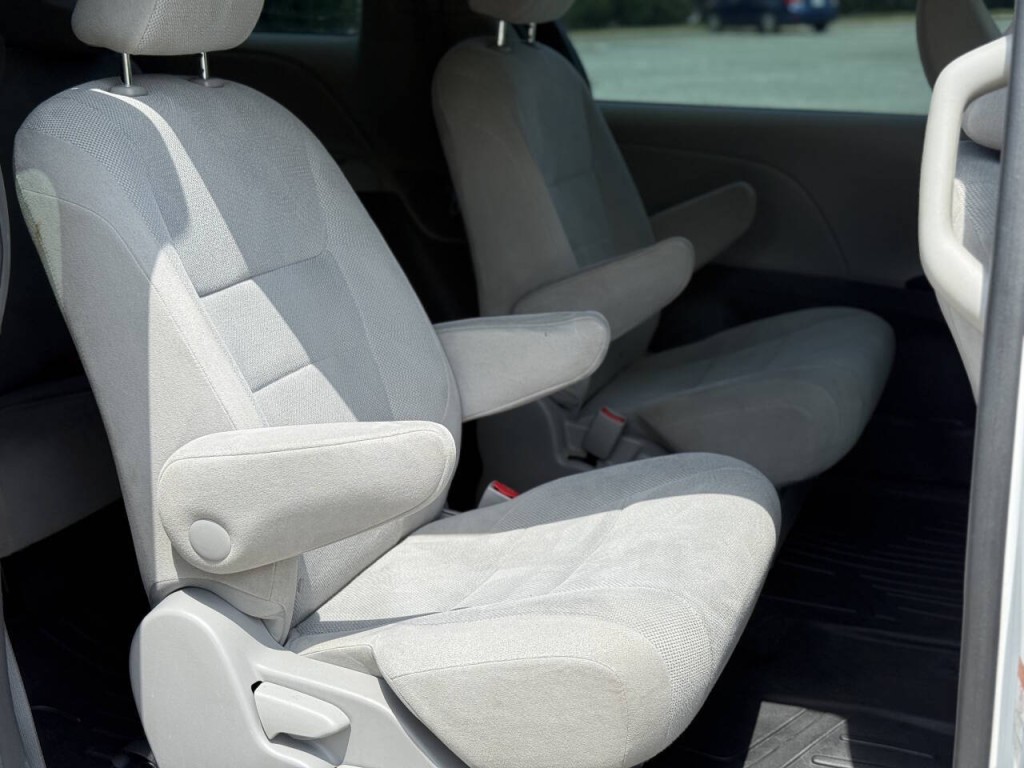 2015 Toyota Sienna Image 10