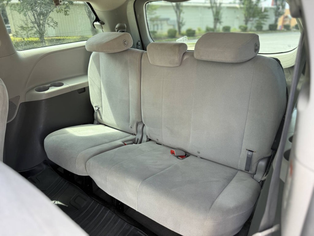 2015 Toyota Sienna Image 11