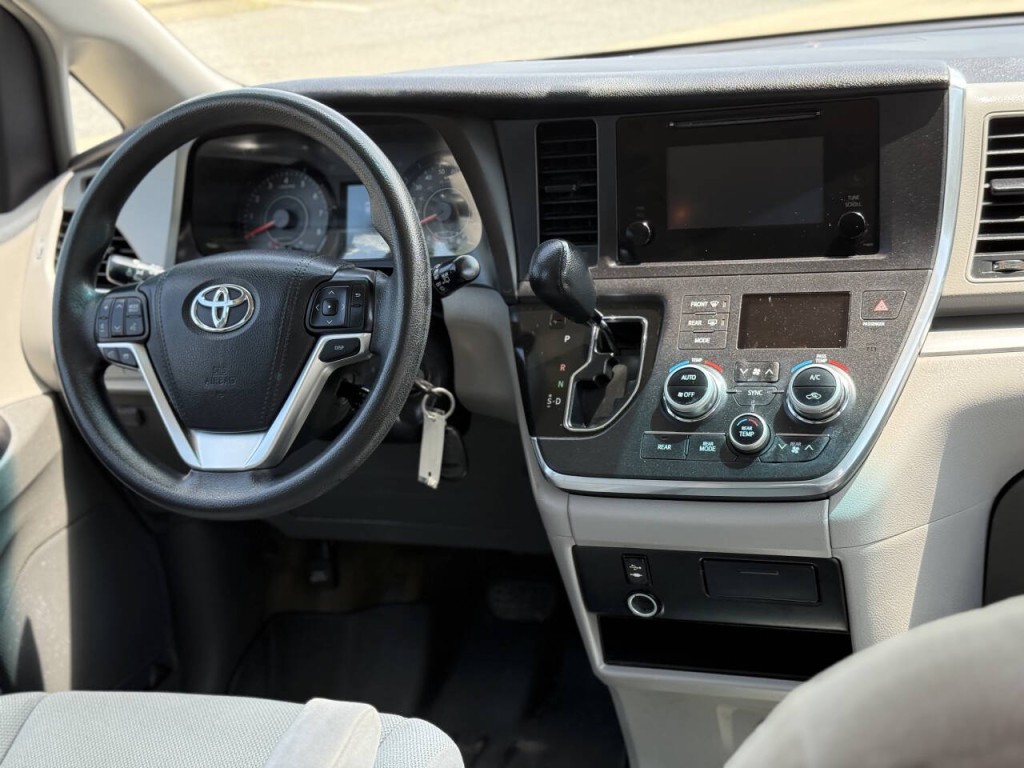2015 Toyota Sienna Image 12