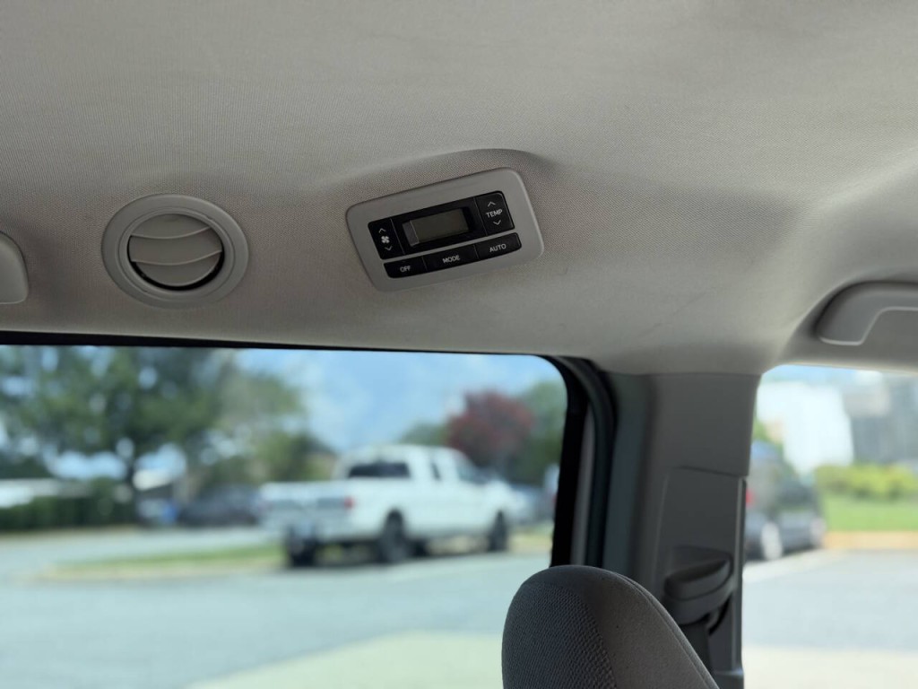 2015 Toyota Sienna Image 13