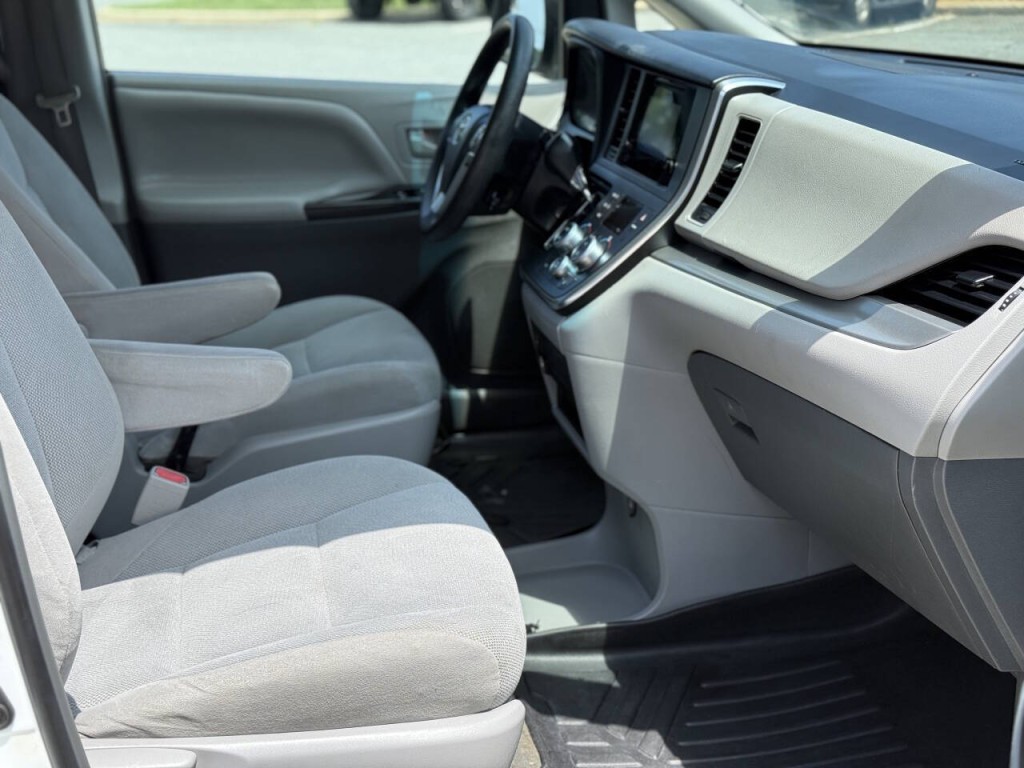 2015 Toyota Sienna Image 14