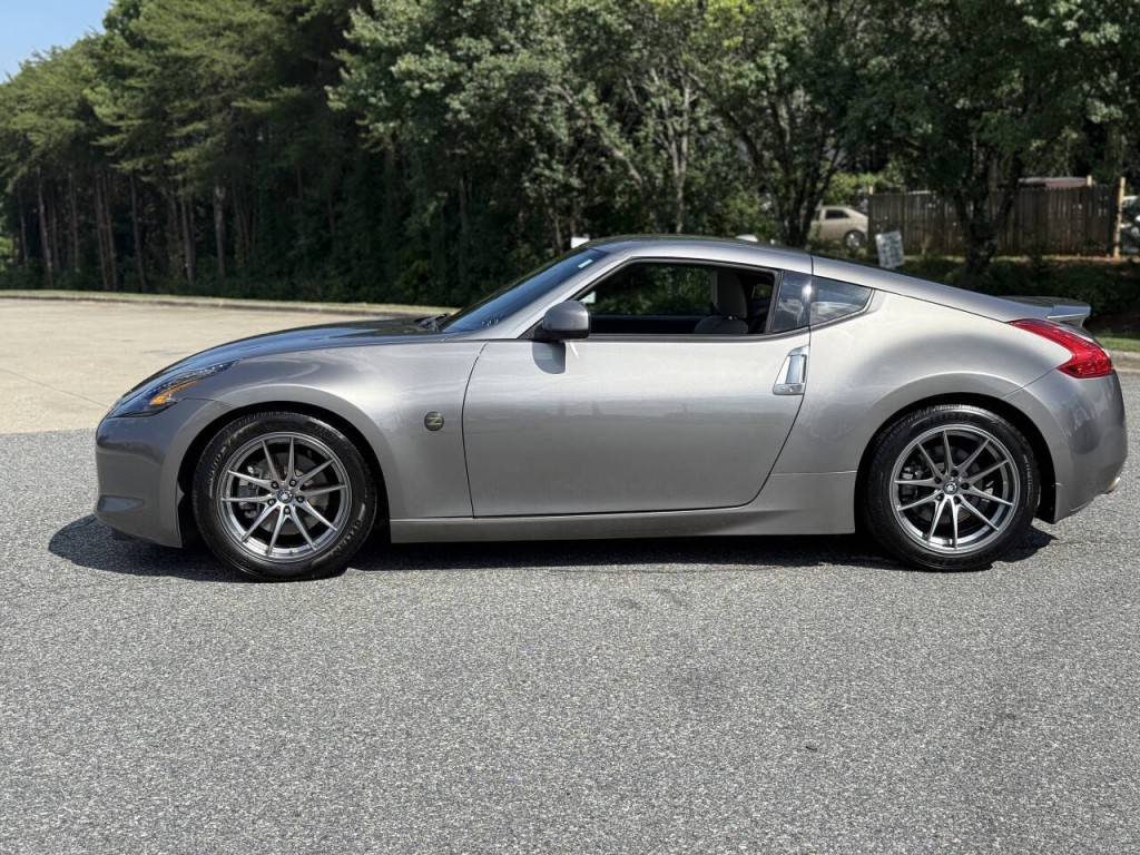 2009 Nissan 370Z Image 2