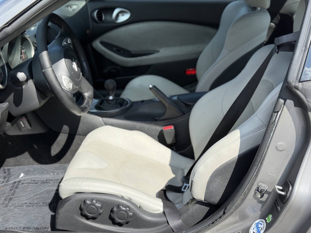 2009 Nissan 370Z Image 9