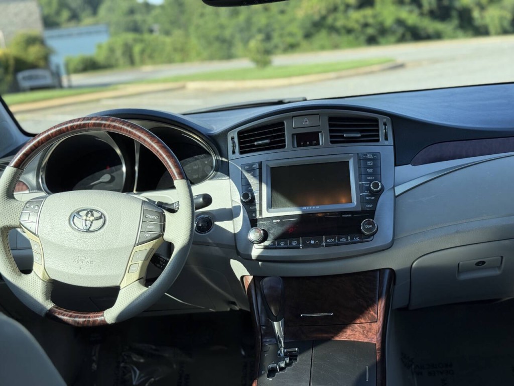 2012 Toyota Avalon Image 10
