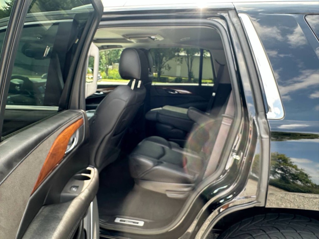 2016 Cadillac Escalade Image 10