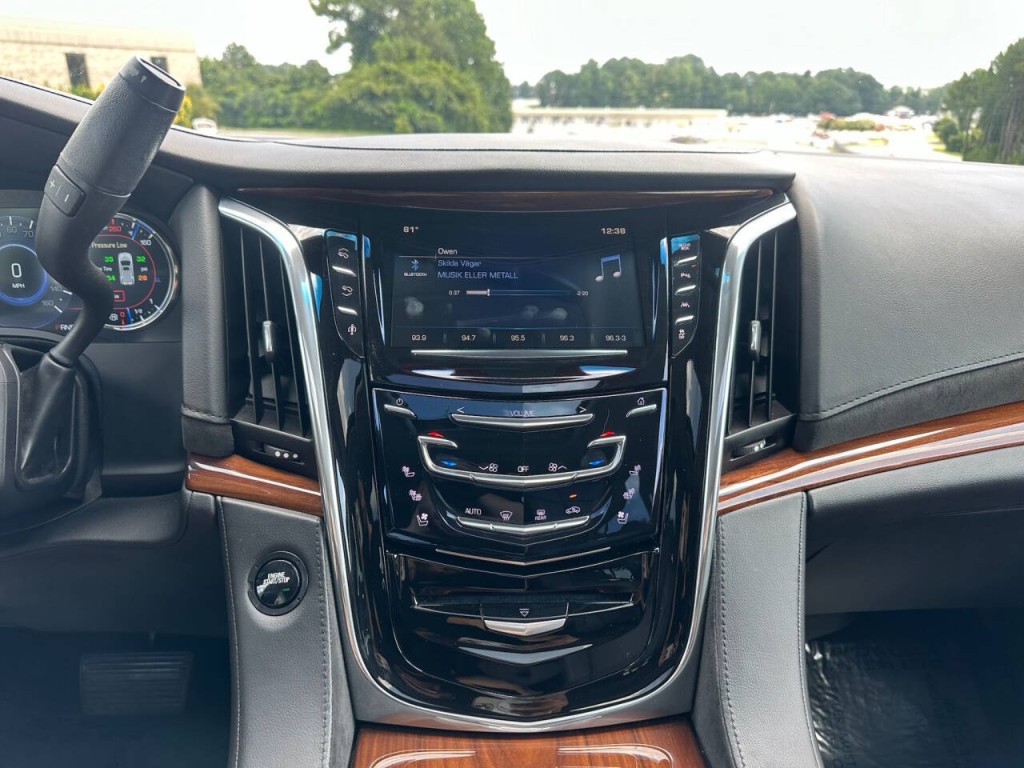 2016 Cadillac Escalade Image 18