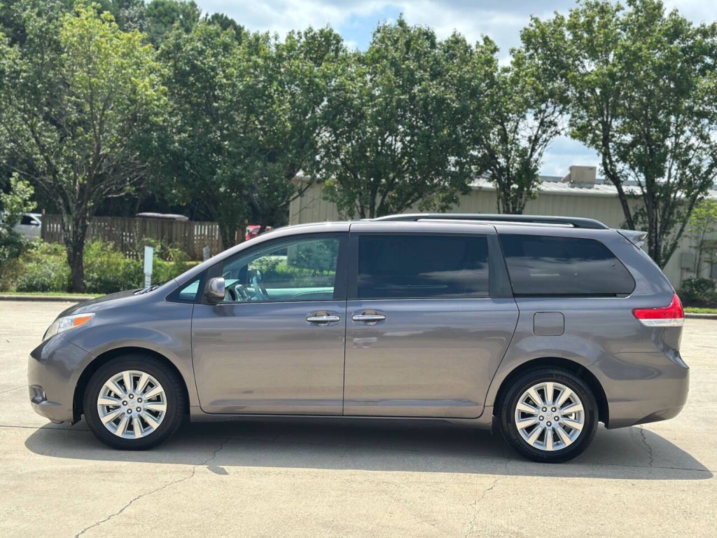 2014 Toyota Sienna Image 2