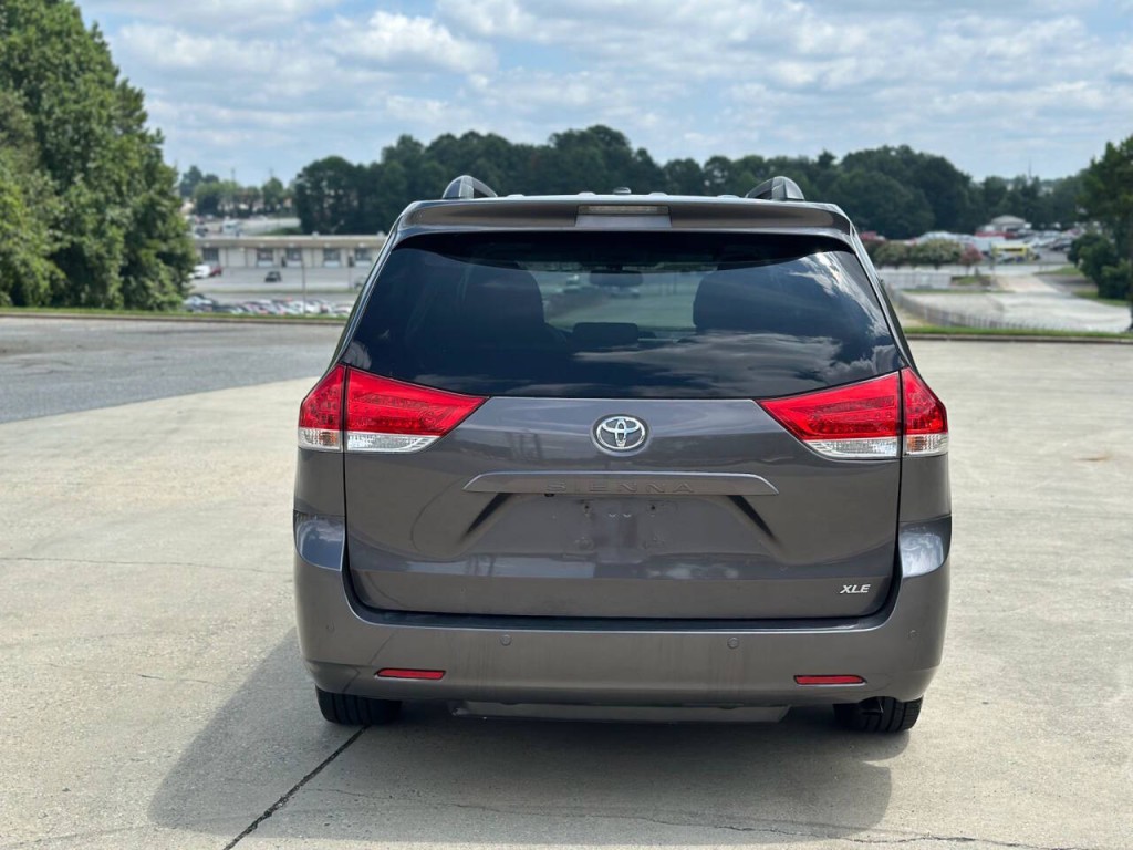 2014 Toyota Sienna Image 3