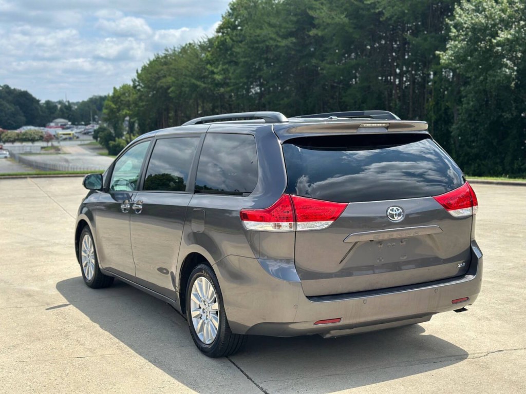 2014 Toyota Sienna Image 4