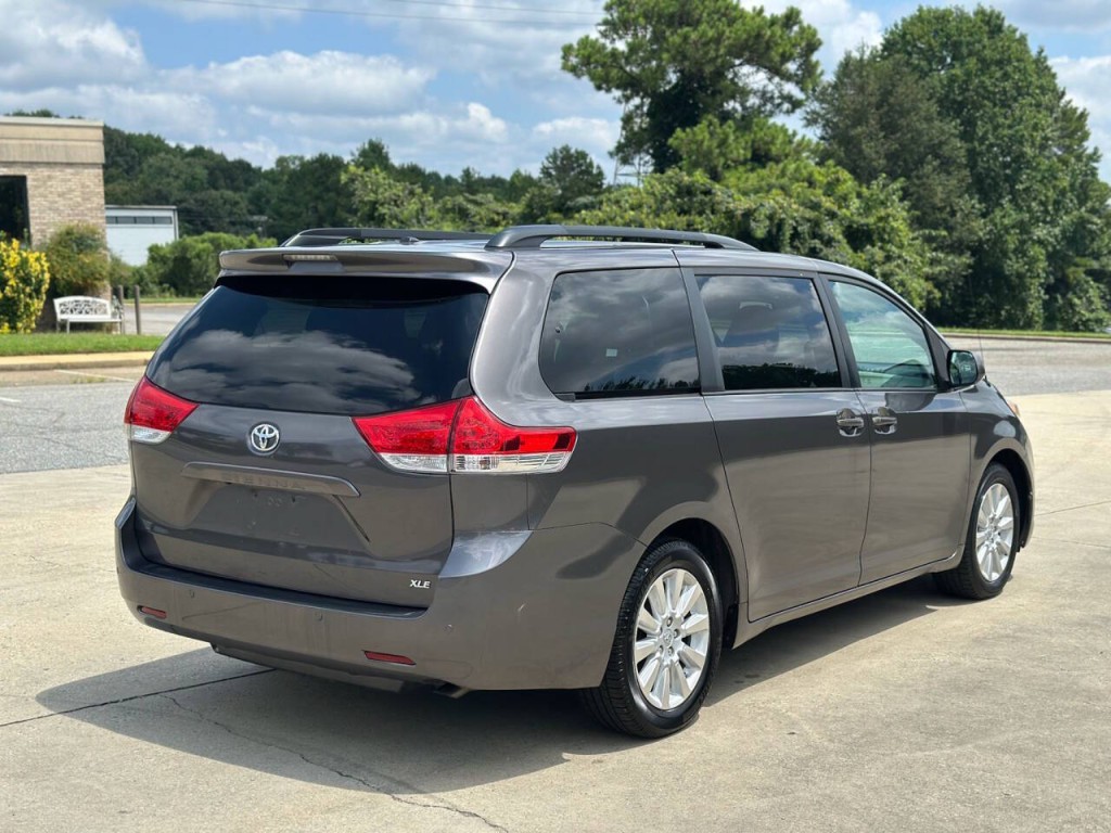 2014 Toyota Sienna Image 5