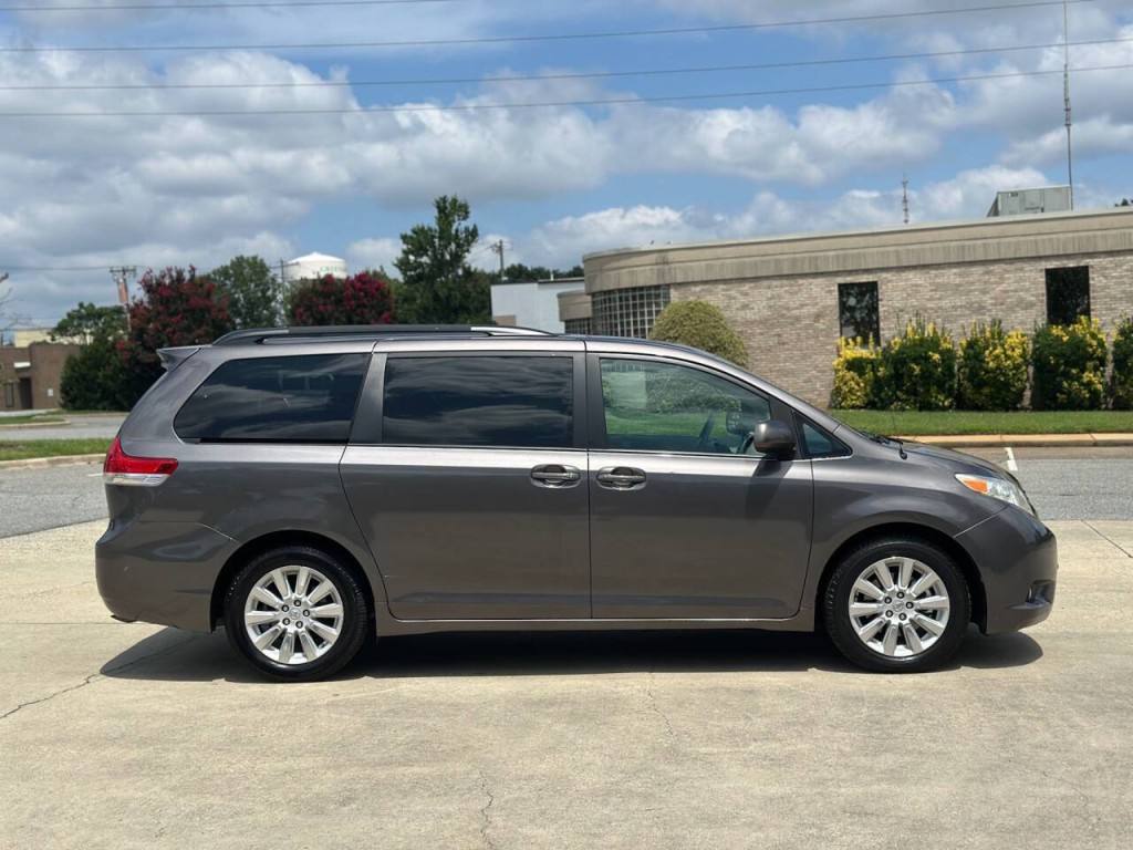 2014 Toyota Sienna Image 6