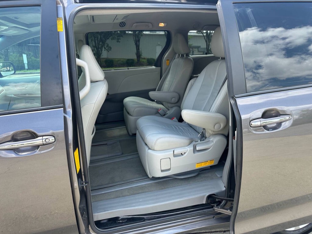 2014 Toyota Sienna Image 8