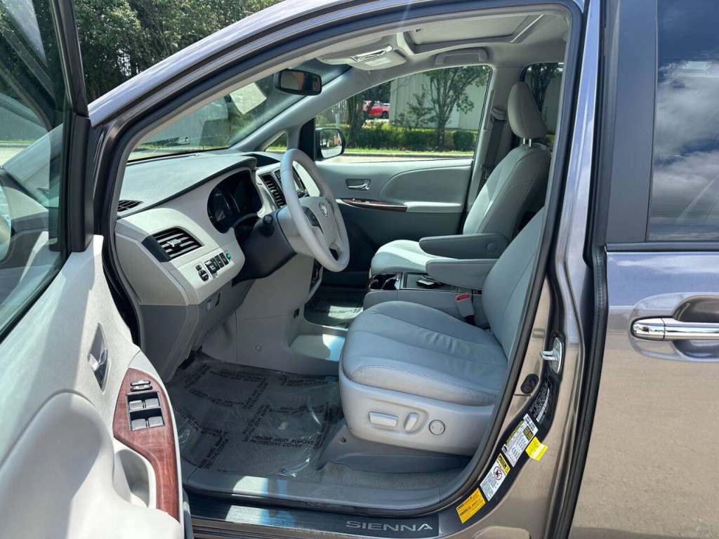 2014 Toyota Sienna Image 9