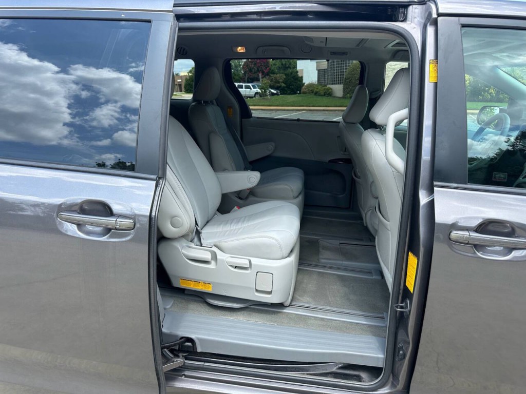 2014 Toyota Sienna Image 10