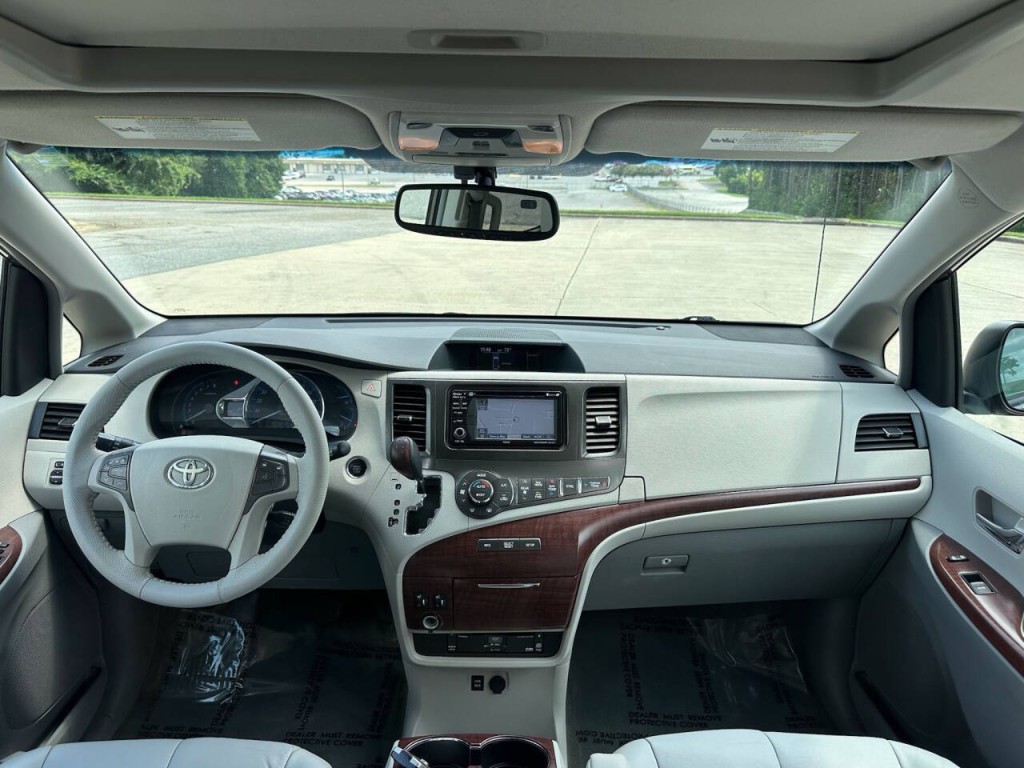 2014 Toyota Sienna Image 11