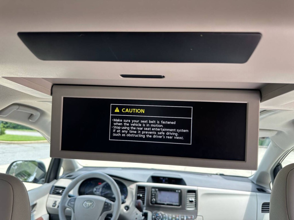 2014 Toyota Sienna Image 12