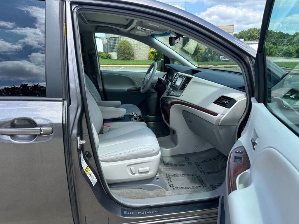 2014 Toyota Sienna Image 13