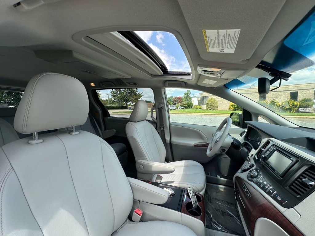 2014 Toyota Sienna Image 14