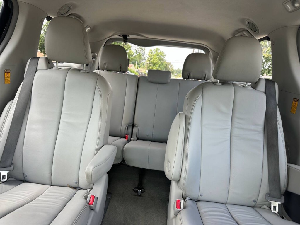 2014 Toyota Sienna Image 15