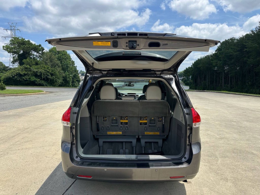 2014 Toyota Sienna Image 16